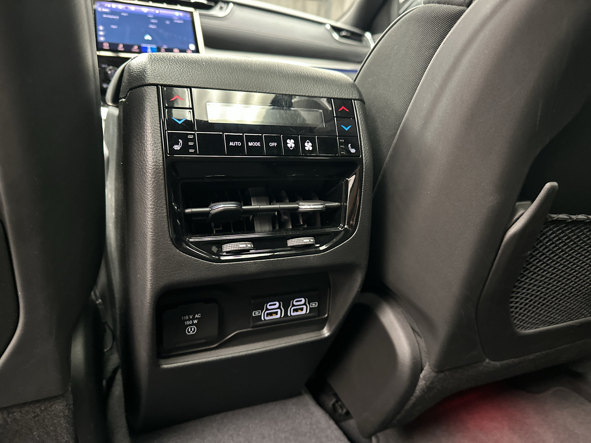 Used 2023 Jeep Grand Cherokee Overland w/ Luxury Tech Group IV AWD/4WD image 14