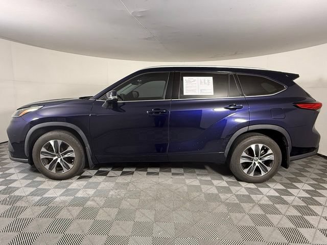 Used 2022 Toyota Highlander XLE FWD image 3