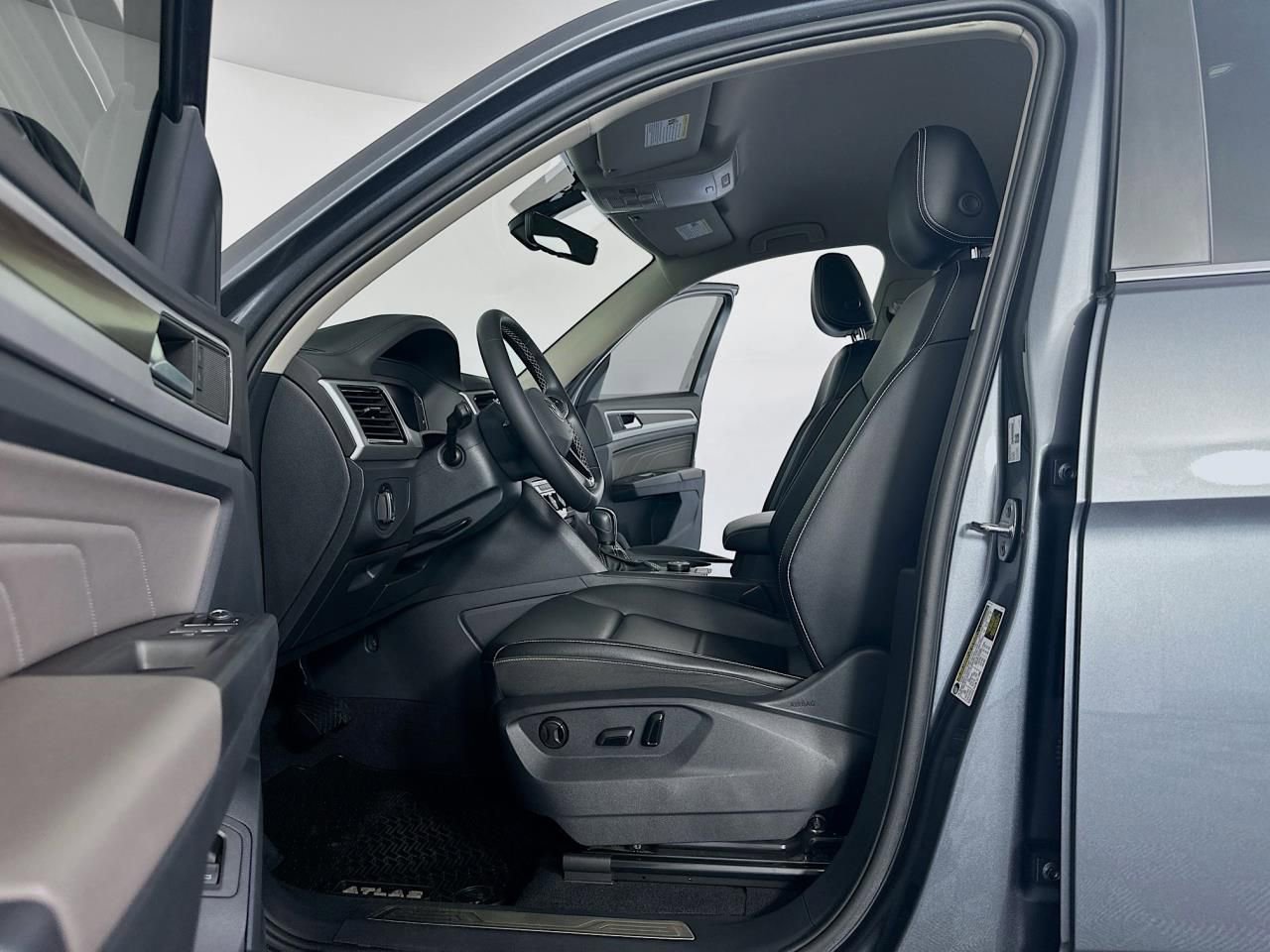 Used 2022 Volkswagen Atlas SE w/ Black Wheel Package image 22