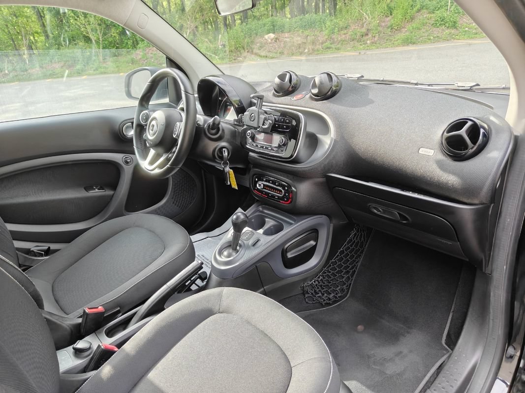 Used 2017 smart fortwo passion RWD image 20