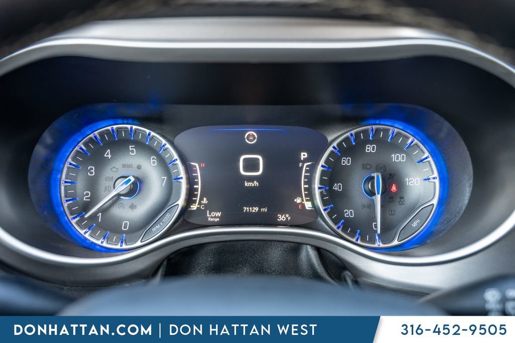 Used 2023 Chrysler Pacifica Touring-L image 7