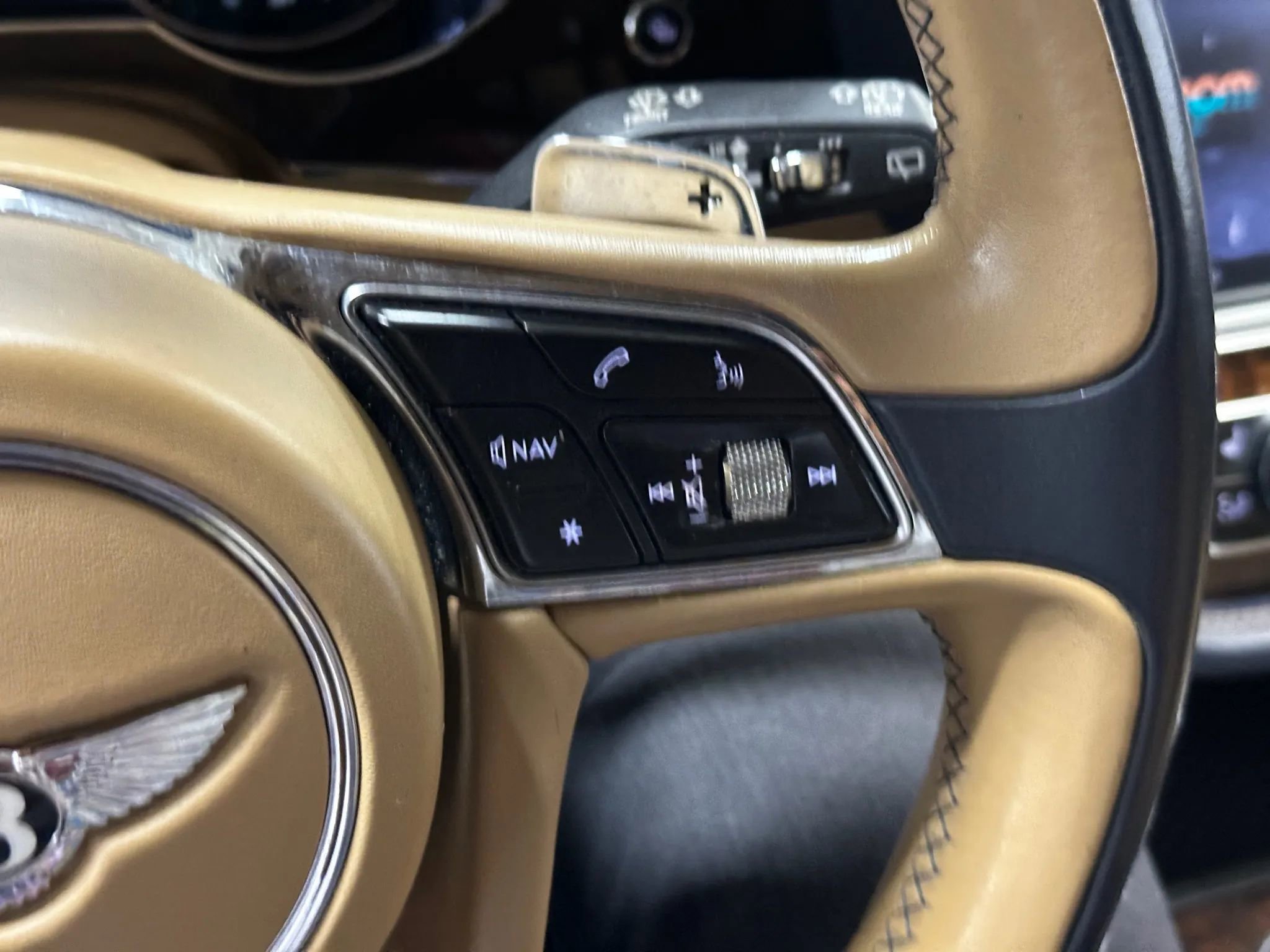 Used 2017 Bentley Bentayga image 32