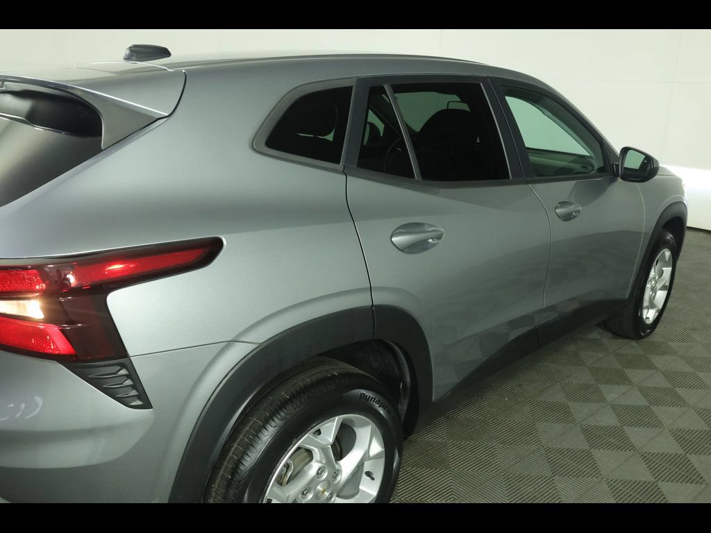 Used 2024 Chevrolet Trax LS w/ LS Convenience Package FWD image 16
