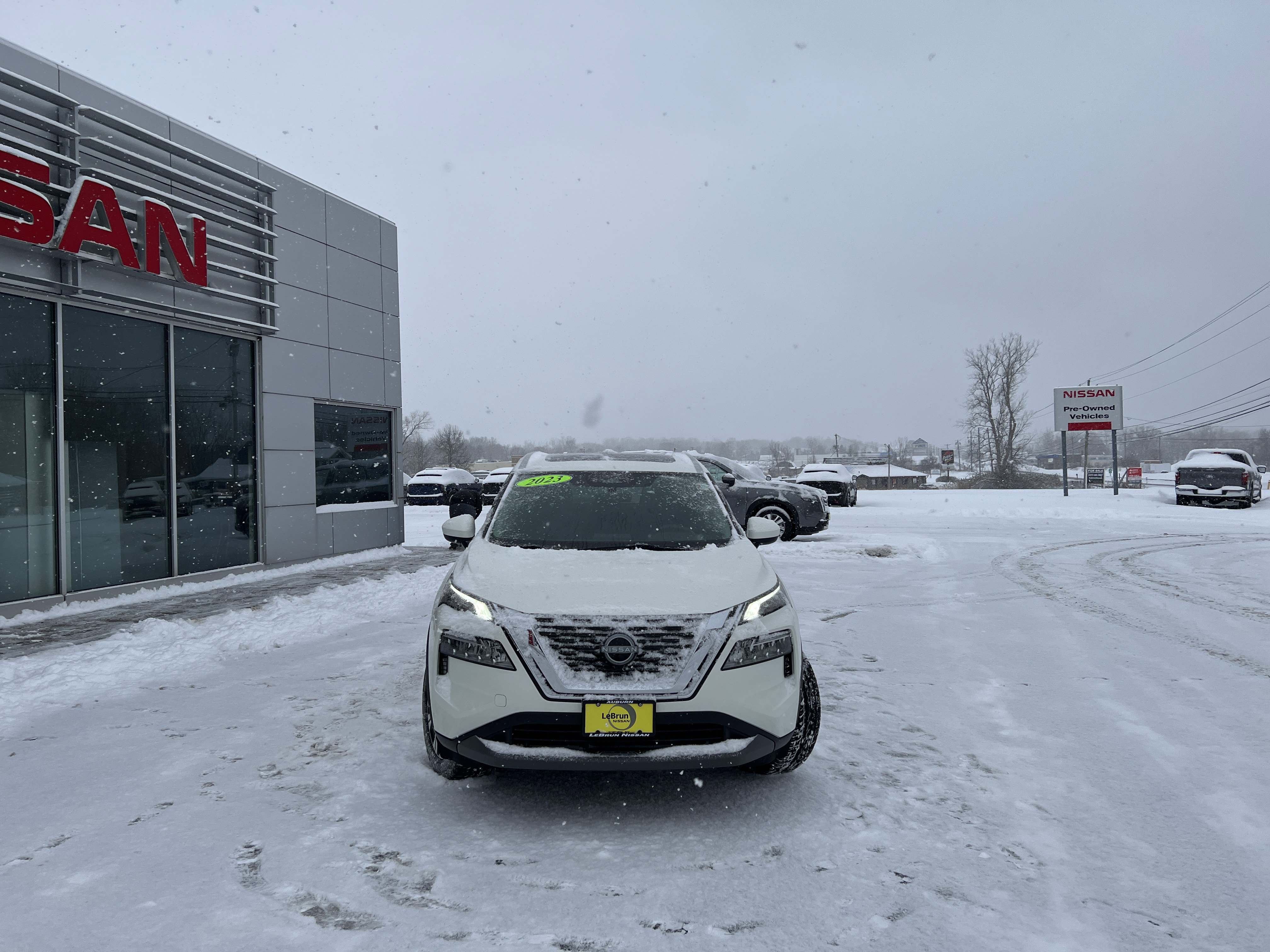 Used 2023 Nissan Rogue SV w/ SV Premium B Package image 14