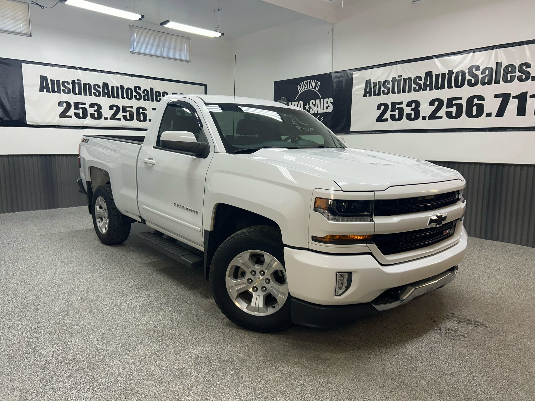 Used 2017 Chevrolet Silverado 1500 LT w/ LT Convenience Package AWD/4WD image 1