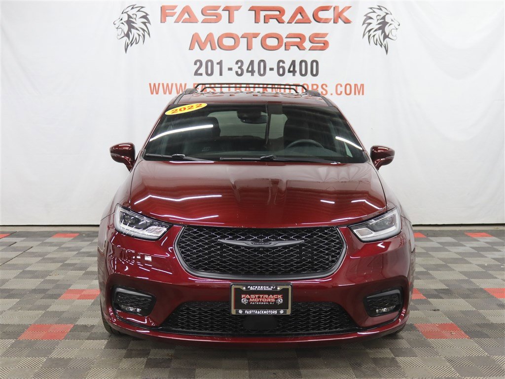 Used 2022 Chrysler Pacifica Touring-L w/ S Appearance Package image 2