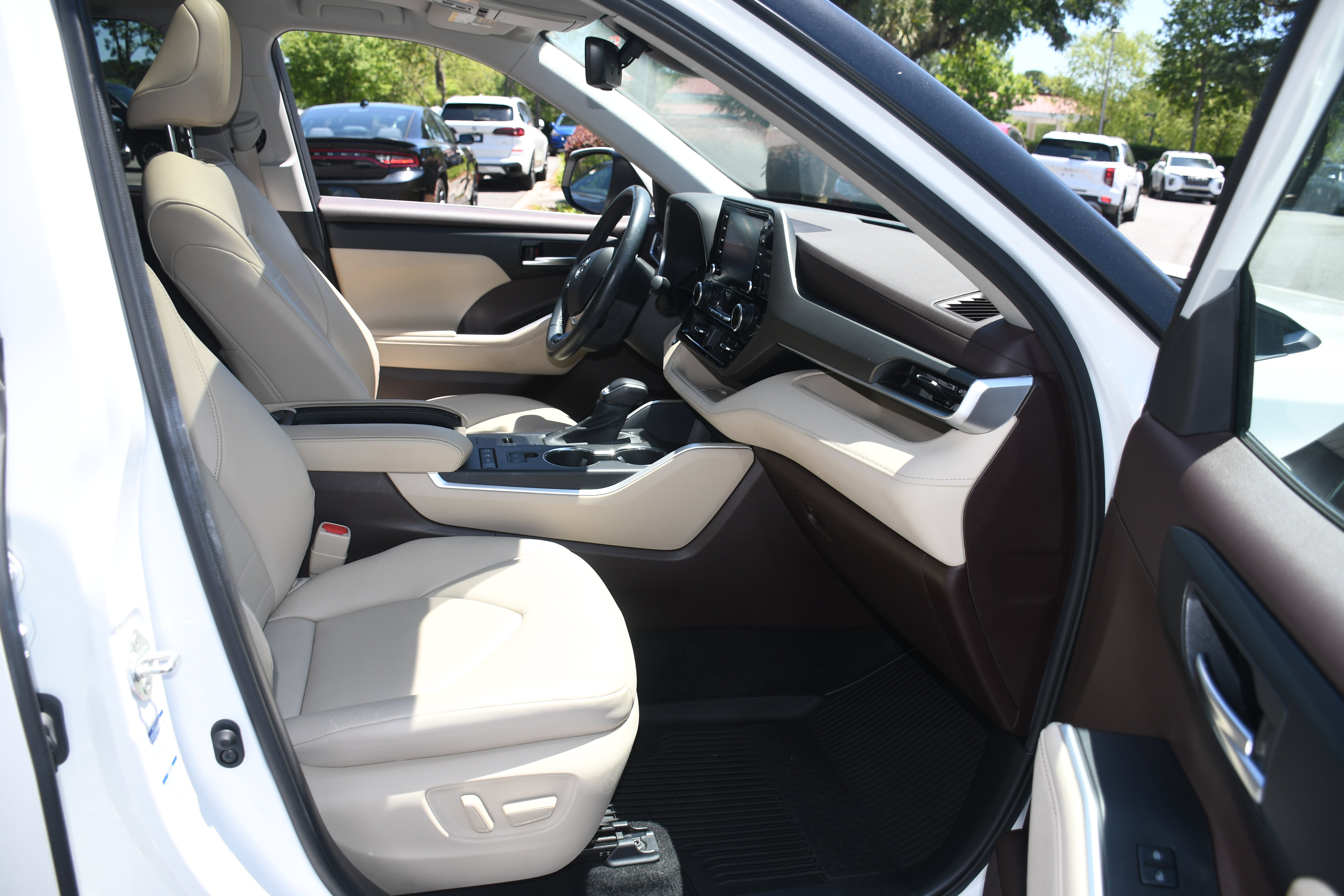 Certified 2020 Toyota Highlander XLE AWD/4WD image 21