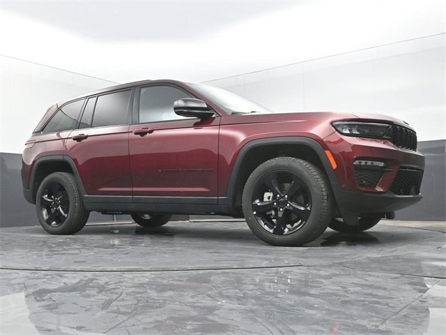 Used 2025 Jeep Grand Cherokee Limited w/ Luxury Tech Group II image 43