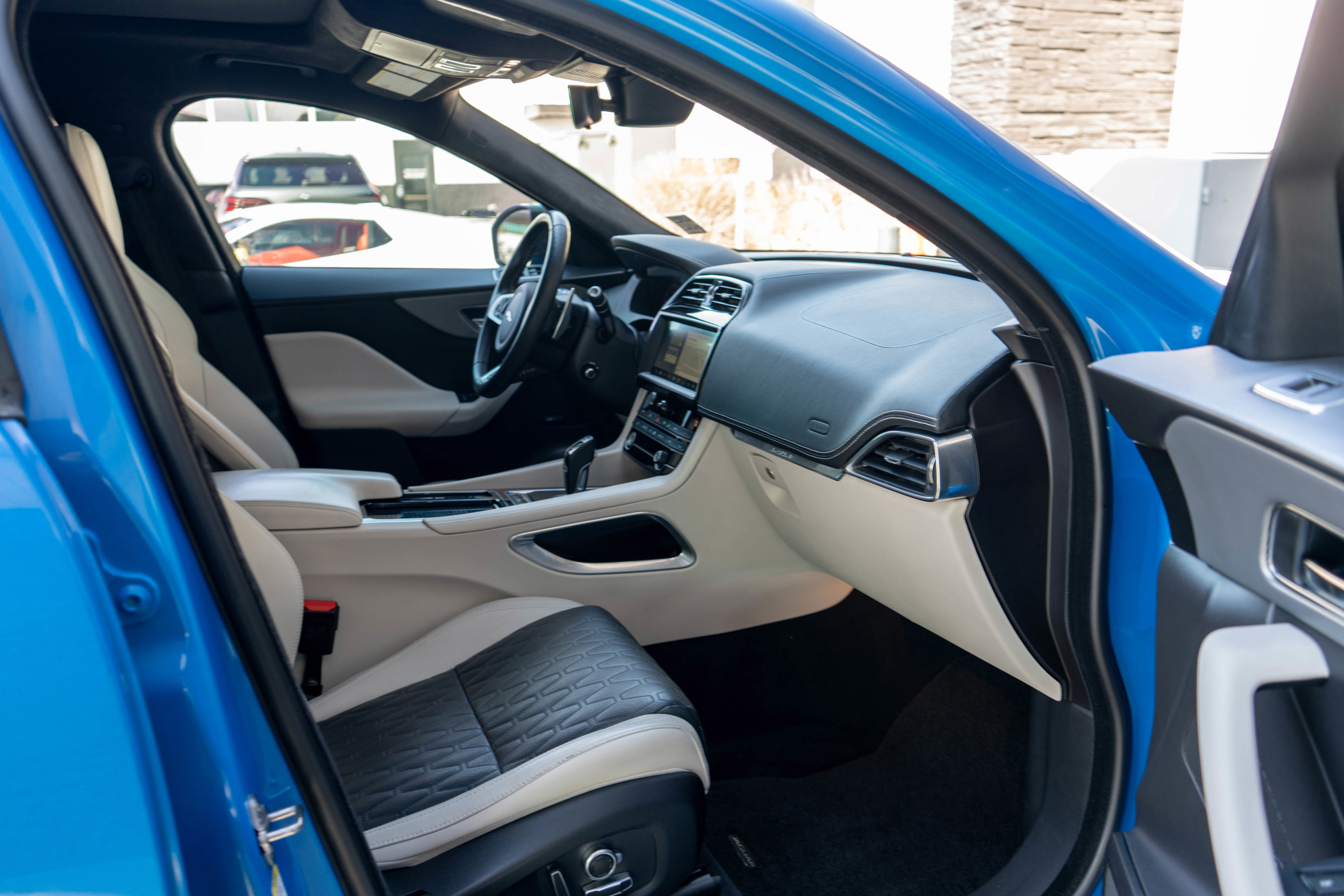Used 2020 Jaguar F-PACE SVR image 22