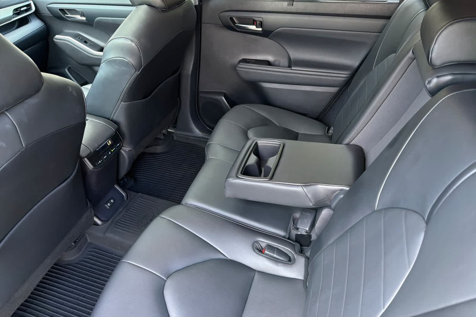 Used 2020 Toyota Highlander XLE AWD/4WD image 4