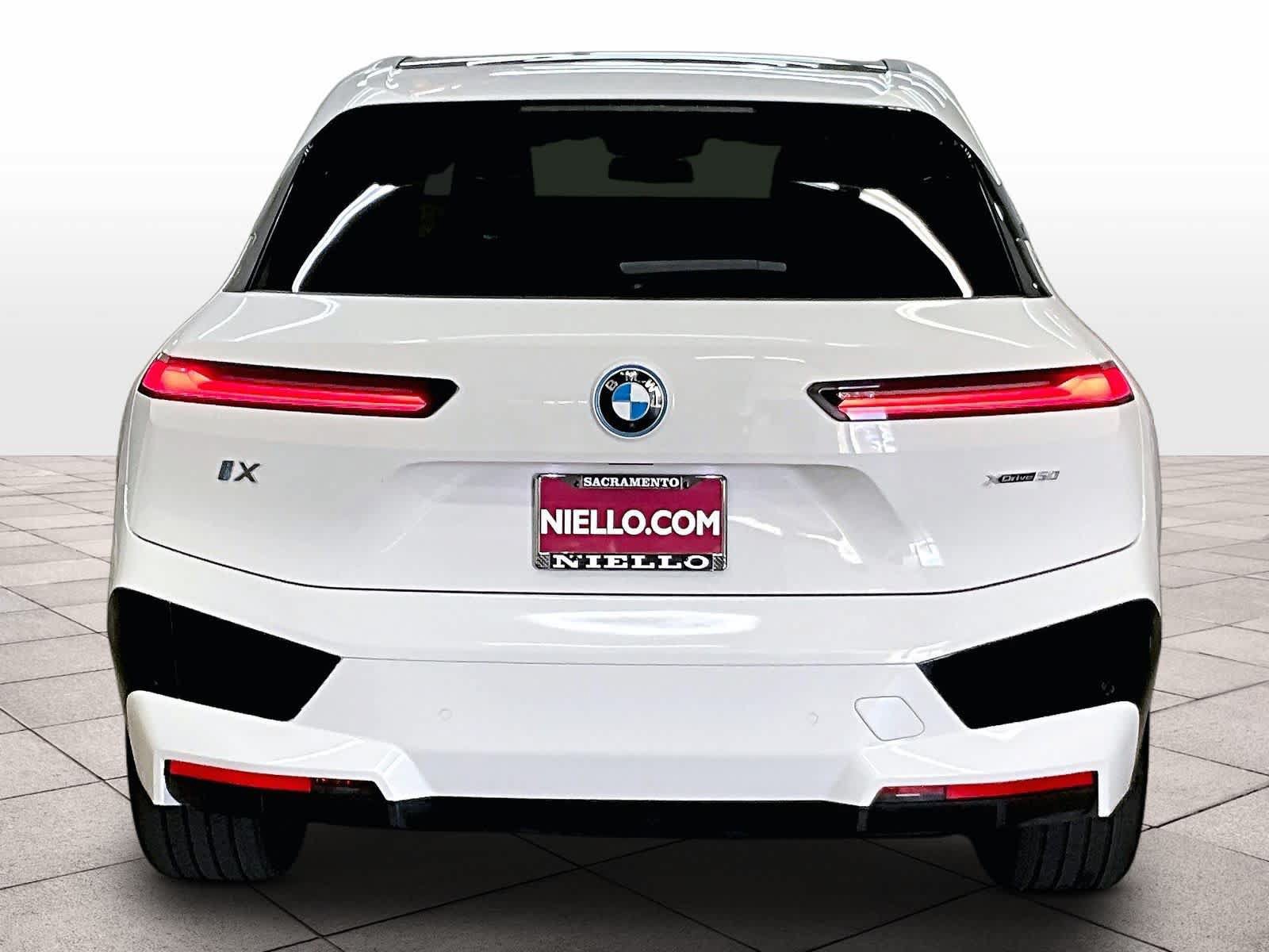 Used 2024 BMW iX xDrive50 w/ Sport Package AWD/4WD image 7