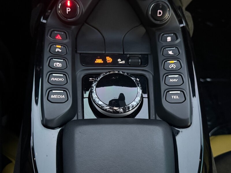 Used 2020 Aston Martin V8 Vantage Coupe RWD image 37