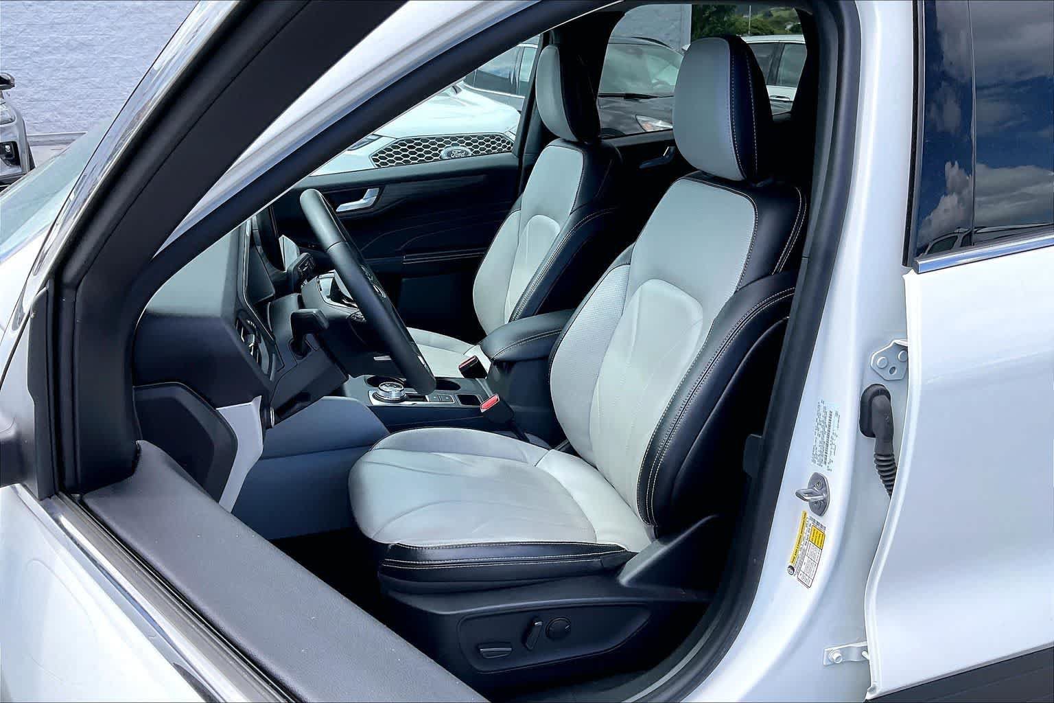Used 2025 Ford Escape SE w/ PHEV Premium Package FWD image 11