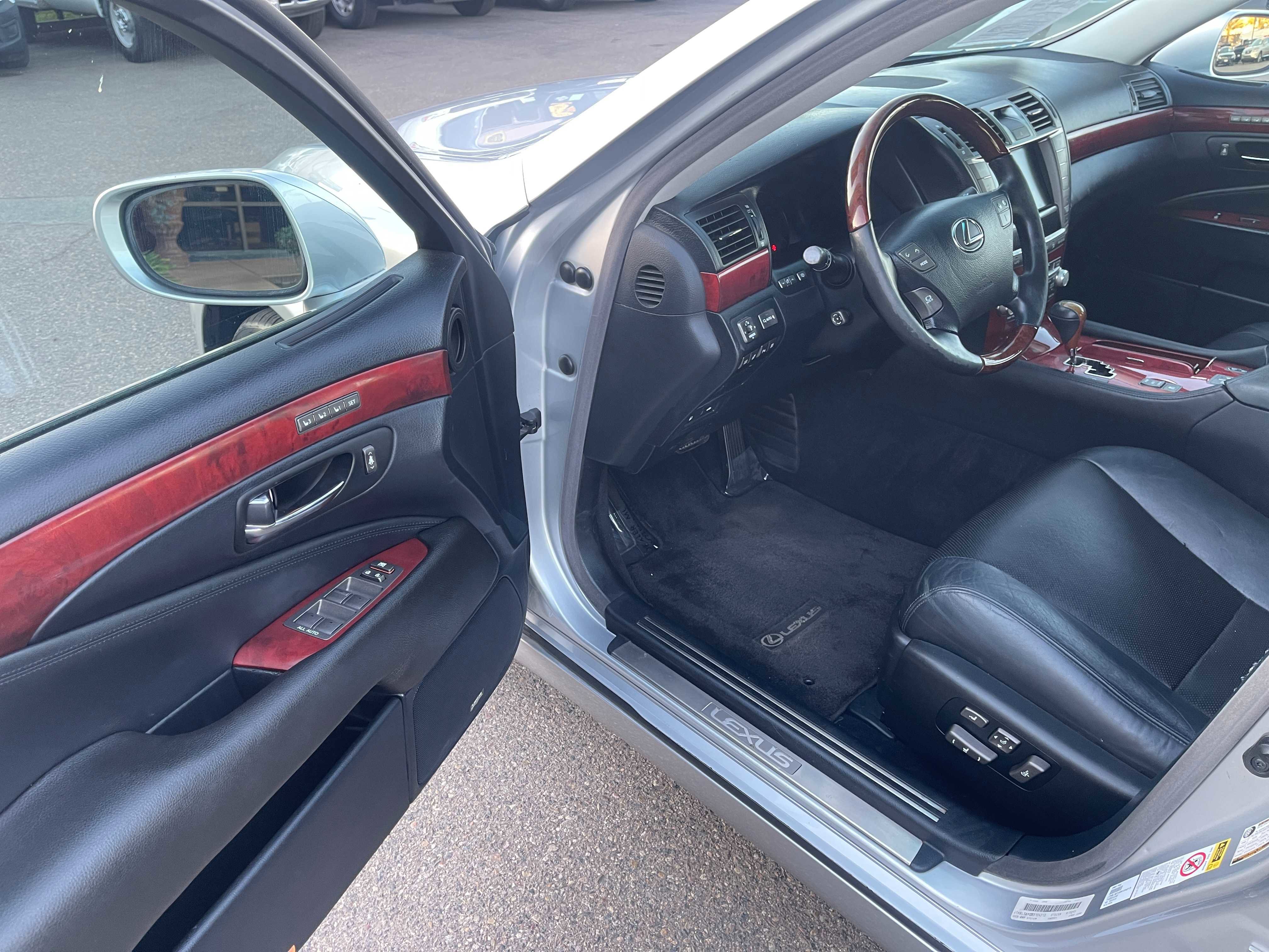 Used 2011 Lexus LS 460 w/ Comfort Pkg image 17