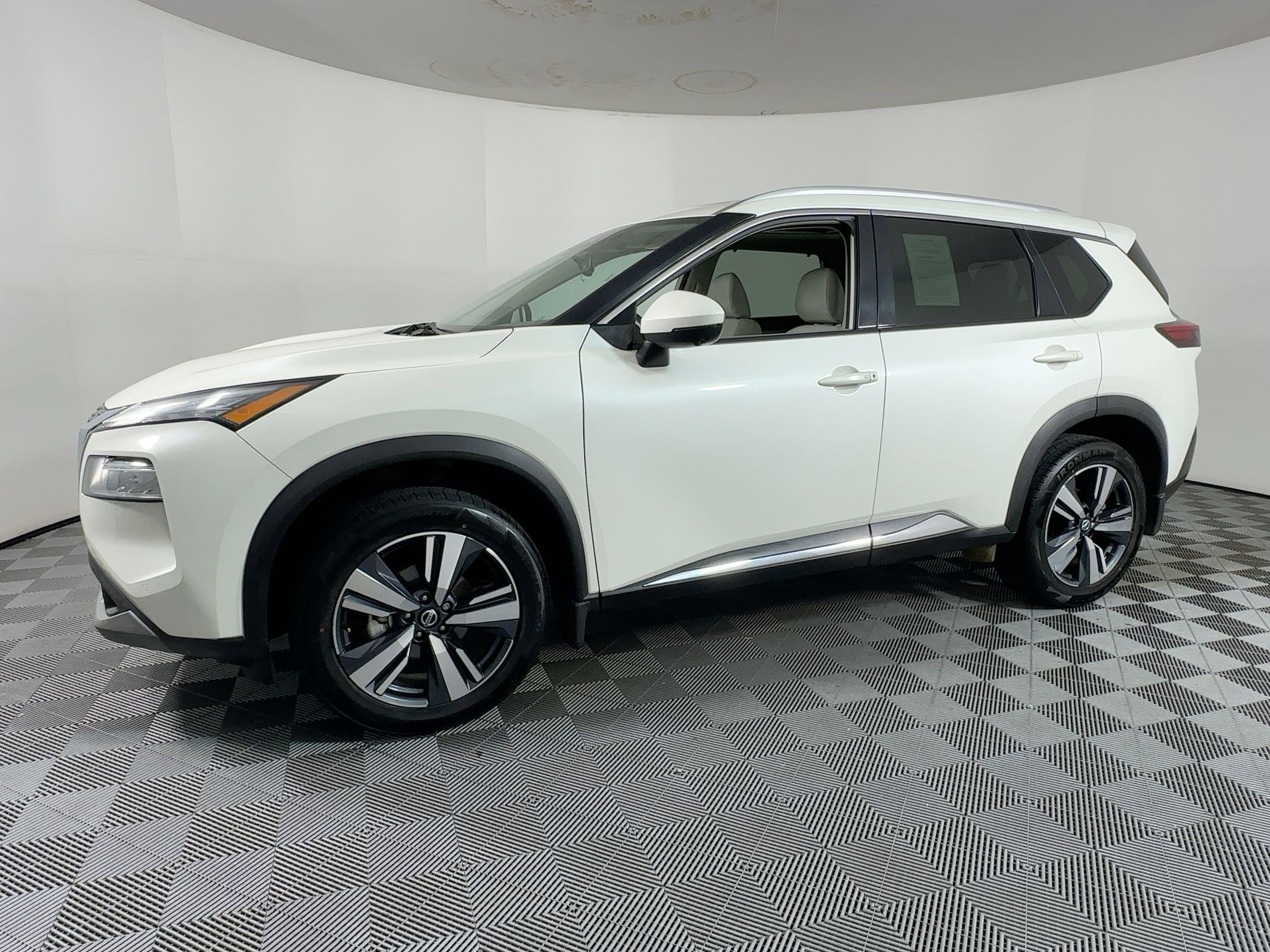 Used 2021 Nissan Rogue SL w/ Premium Package image 18