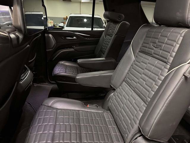 Used 2024 Cadillac Escalade Premium Luxury Platinum AWD/4WD image 16