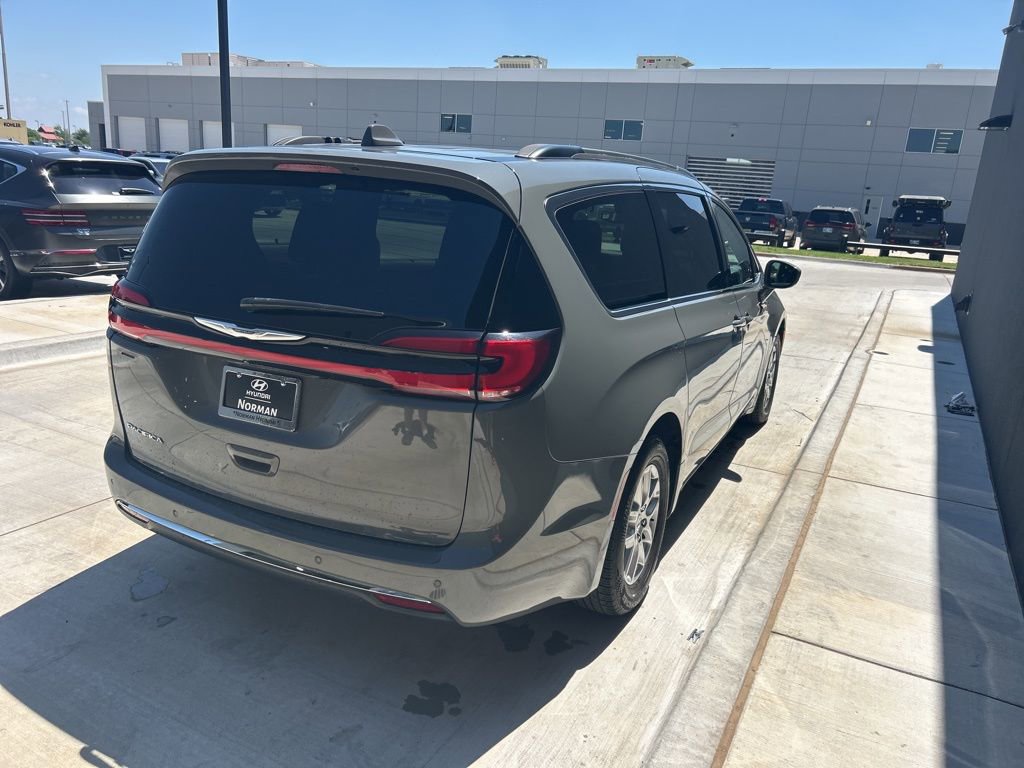 Used 2022 Chrysler Pacifica Touring-L image 4