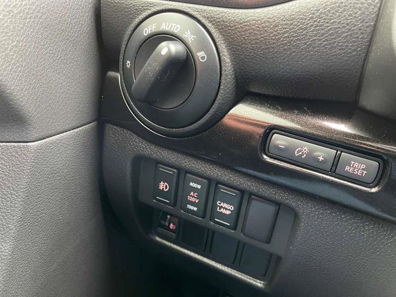 Used 2018 Nissan Titan SV w/ SV Convenience Package image 18