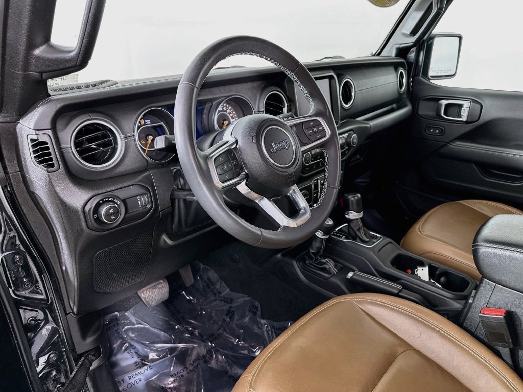 Used 2023 Jeep Gladiator Overland w/ Cold Weather Group AWD/4WD image 17
