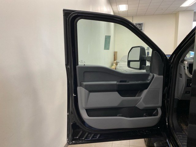 New 2025 Ford F550 4x4 Regular Cab Super Duty image 9