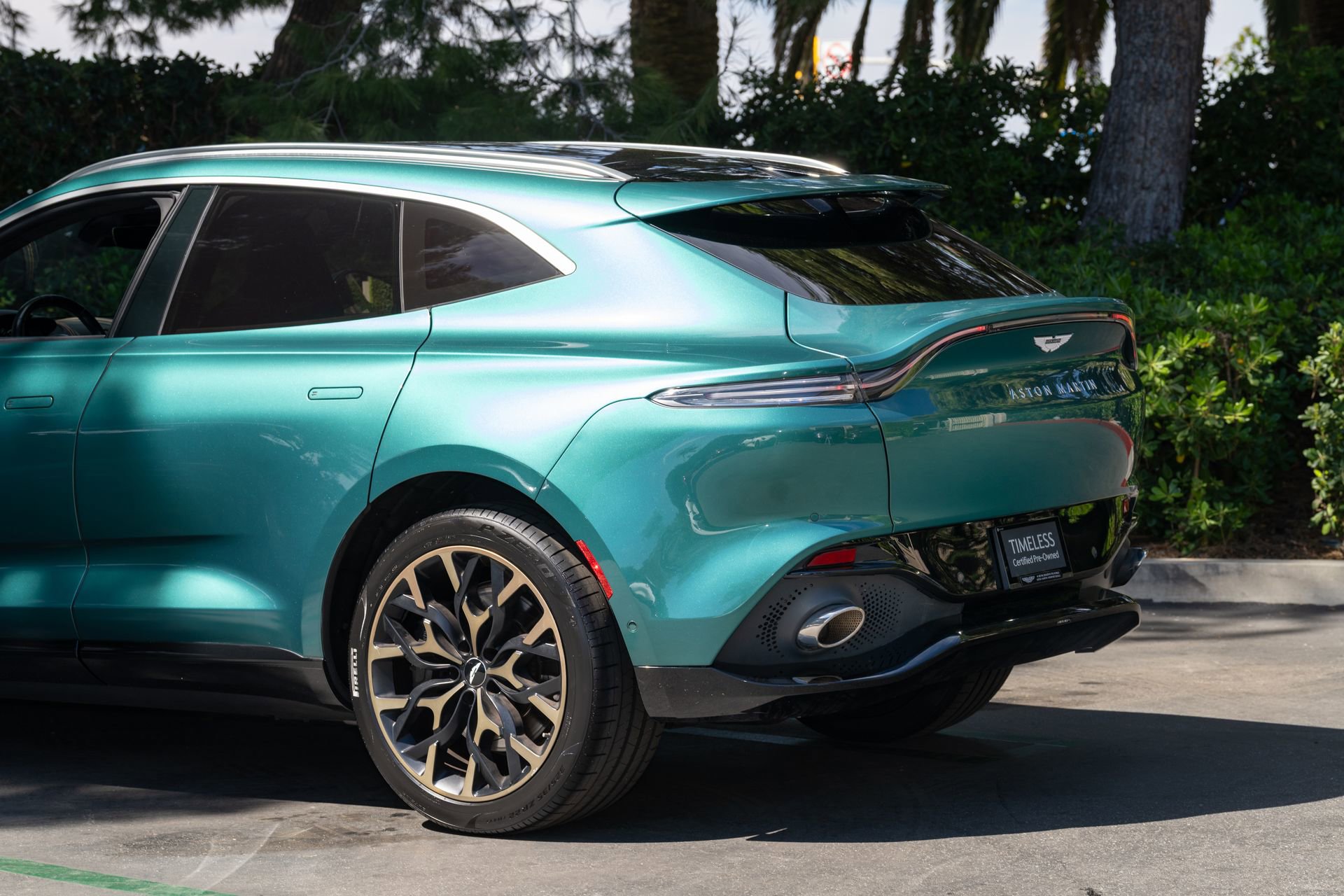 Used 2021 Aston Martin DBX AWD/4WD image 10