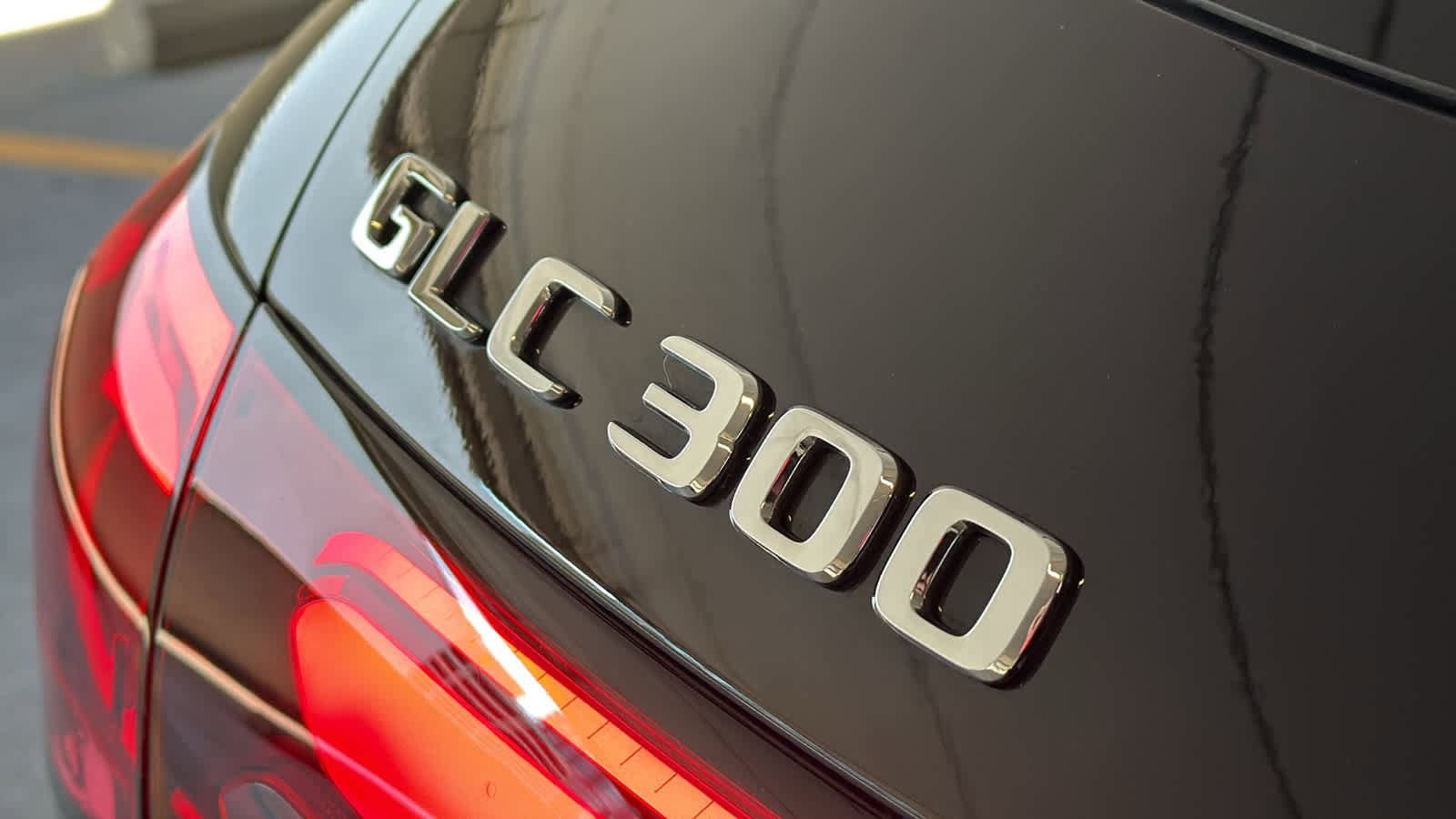 Used 2025 Mercedes-Benz GLC 300 4MATIC image 10