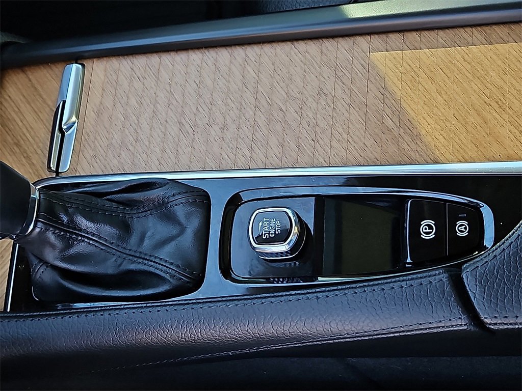 Used 2022 Volvo XC90 T6 Momentum w/ Advanced Package image 24