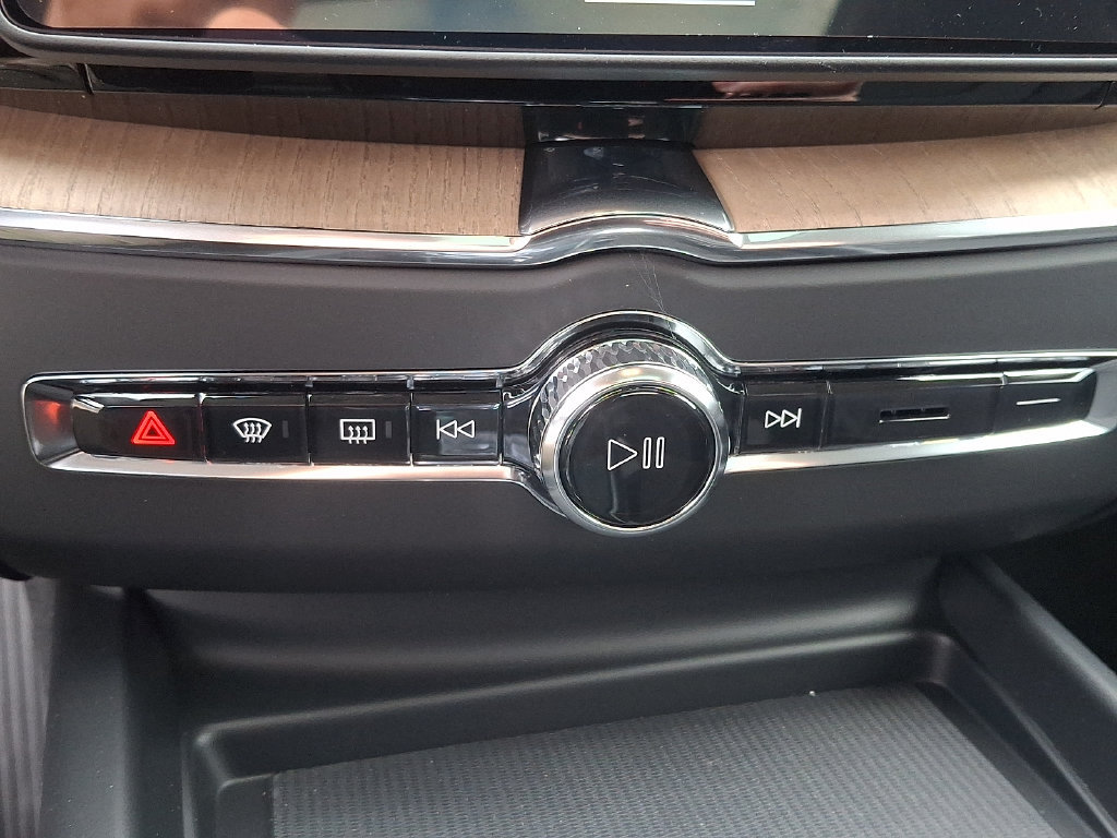 New 2027 Volvo XC60 B5 Plus AWD/4WD image 13