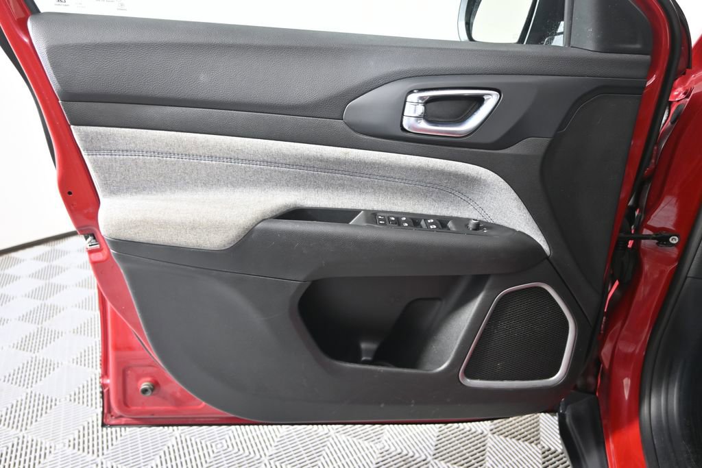 Used 2024 Jeep Compass Latitude image 18