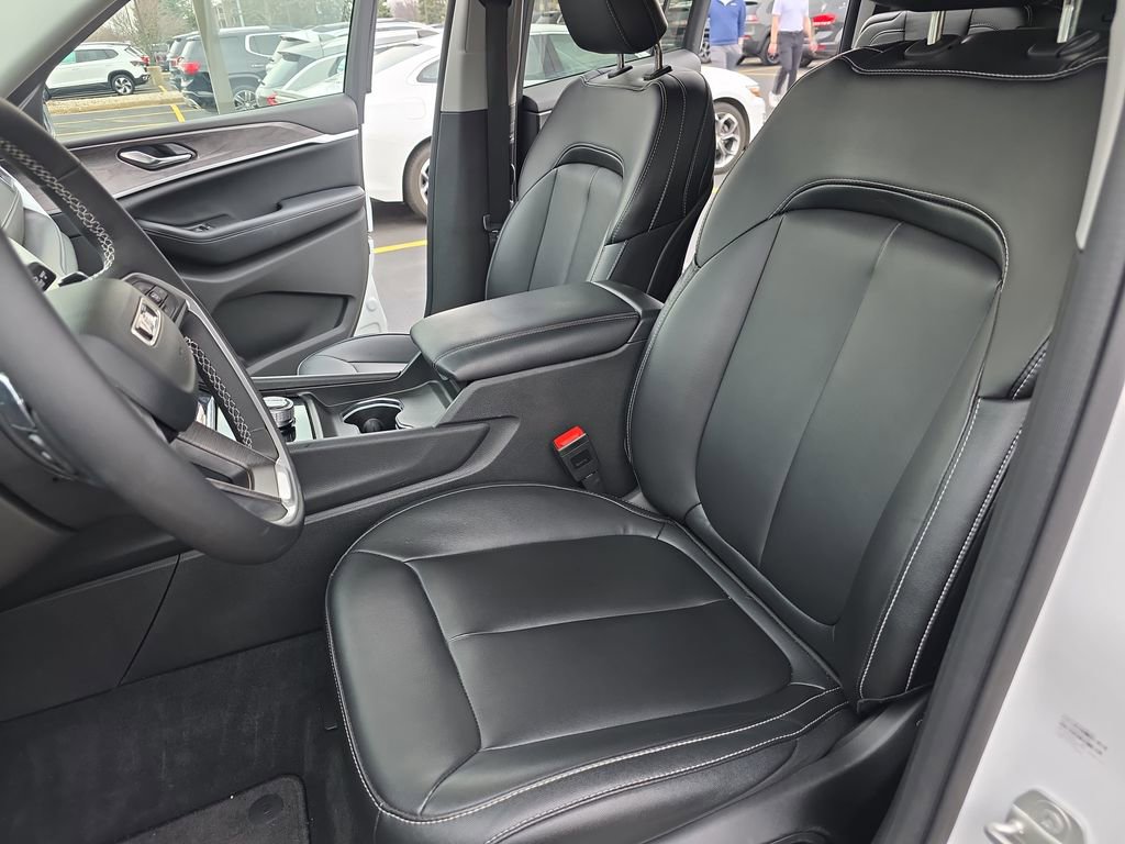 Certified 2024 Jeep Grand Cherokee L Limited AWD/4WD image 17
