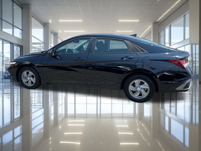 Used 2025 Hyundai Elantra SE FWD image 2
