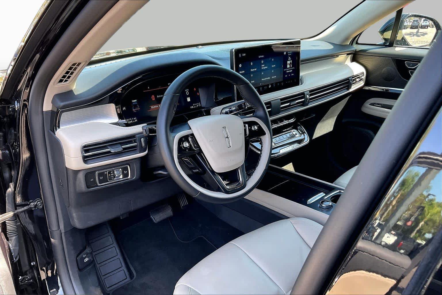 Used 2025 Lincoln Corsair FWD image 16