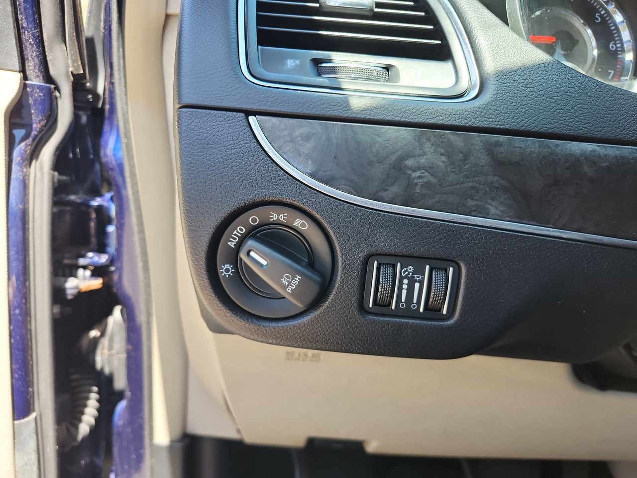 Used 2015 Chrysler Town & Country Touring w/ Driver Convenience Group FWD image 11