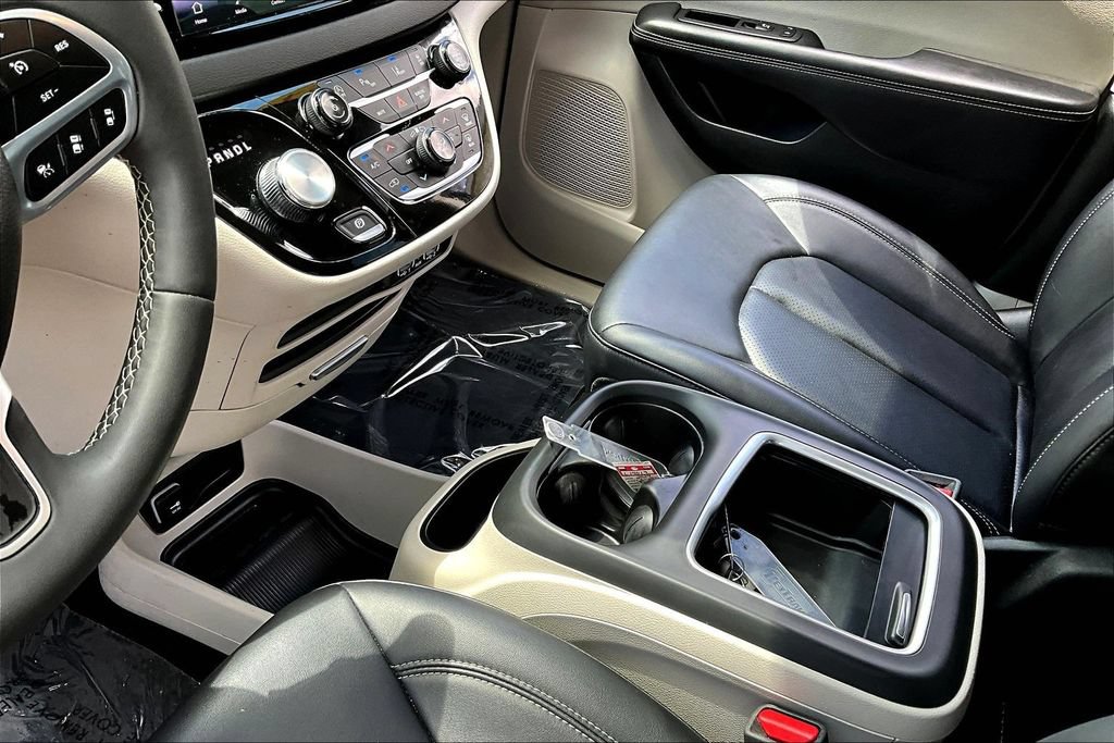 Used 2024 Chrysler Pacifica Touring-L FWD image 16