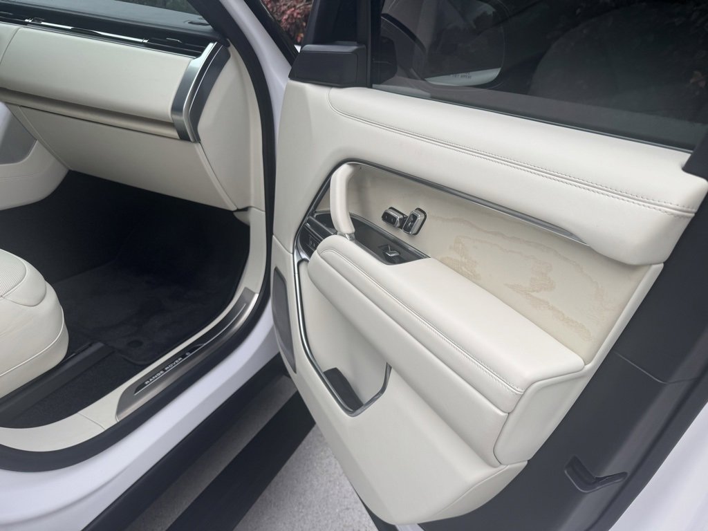 Used 2025 Land Rover Range Rover SV image 24