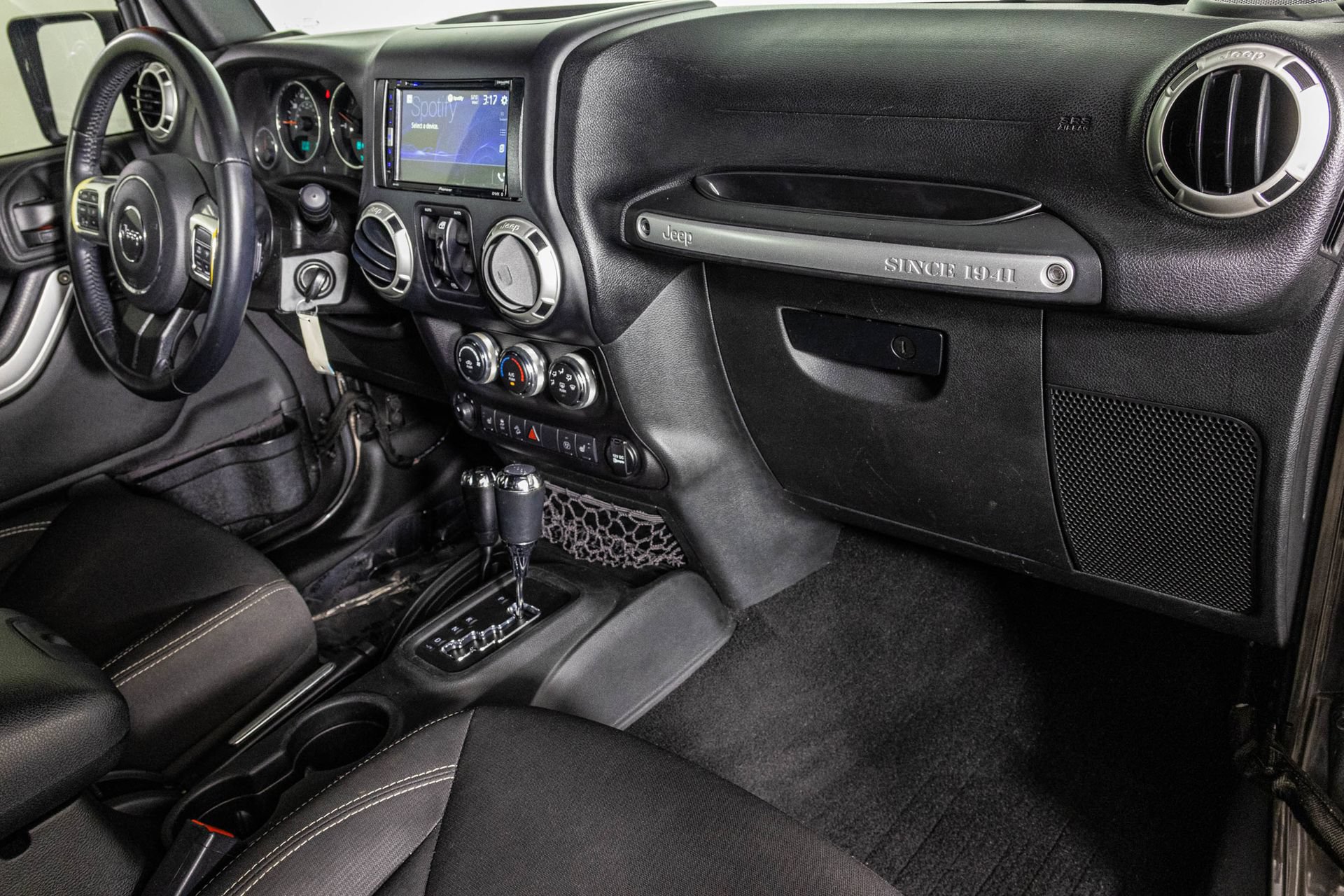 Used 2017 Jeep Wrangler Unlimited Sahara w/ Connectivity Group AWD/4WD image 43
