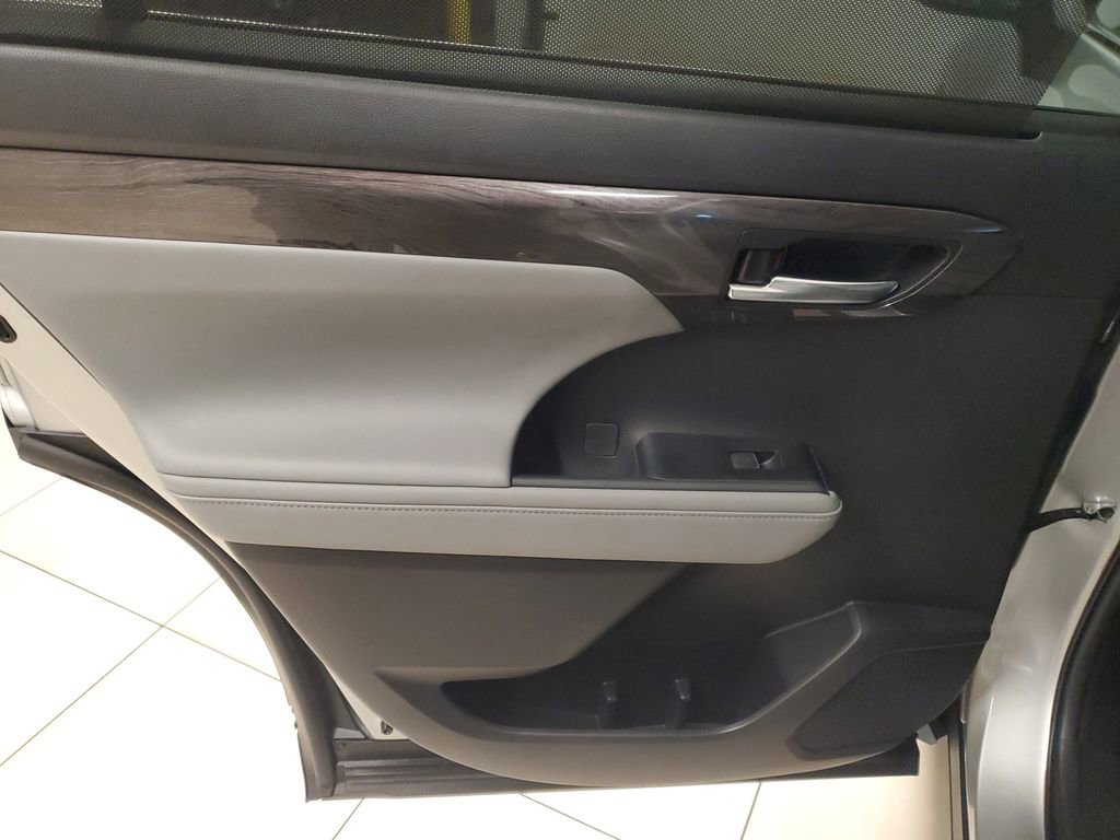 Used 2024 Toyota Highlander Limited image 15