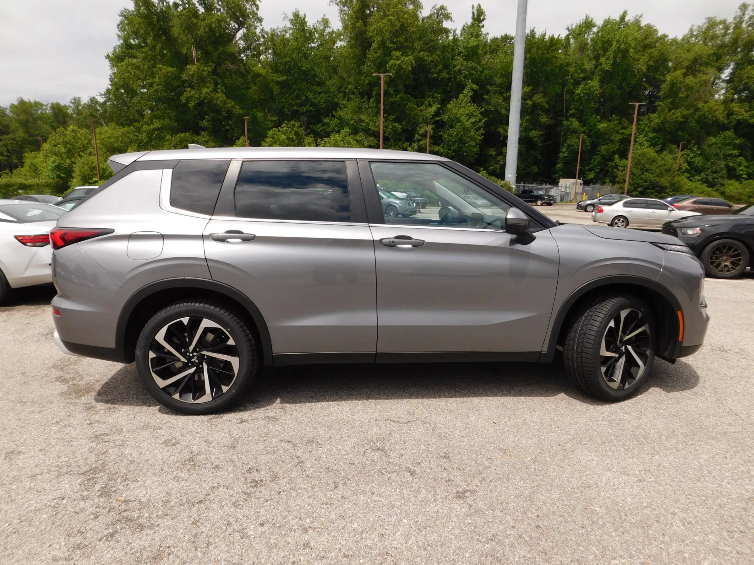 Used 2023 Mitsubishi Outlander SE FWD image 4