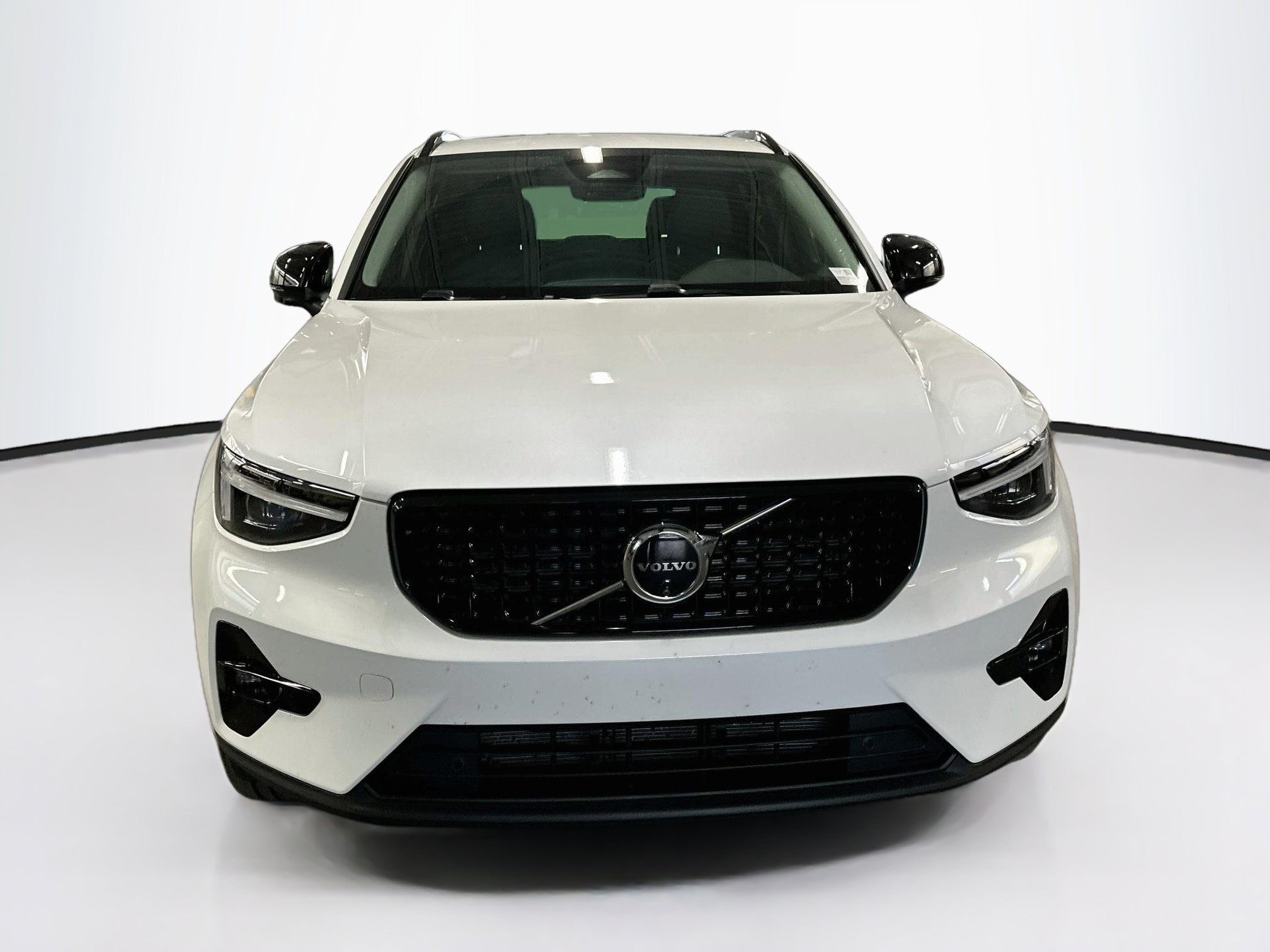 Used 2026 Volvo XC40 B5 Plus AWD/4WD image 2