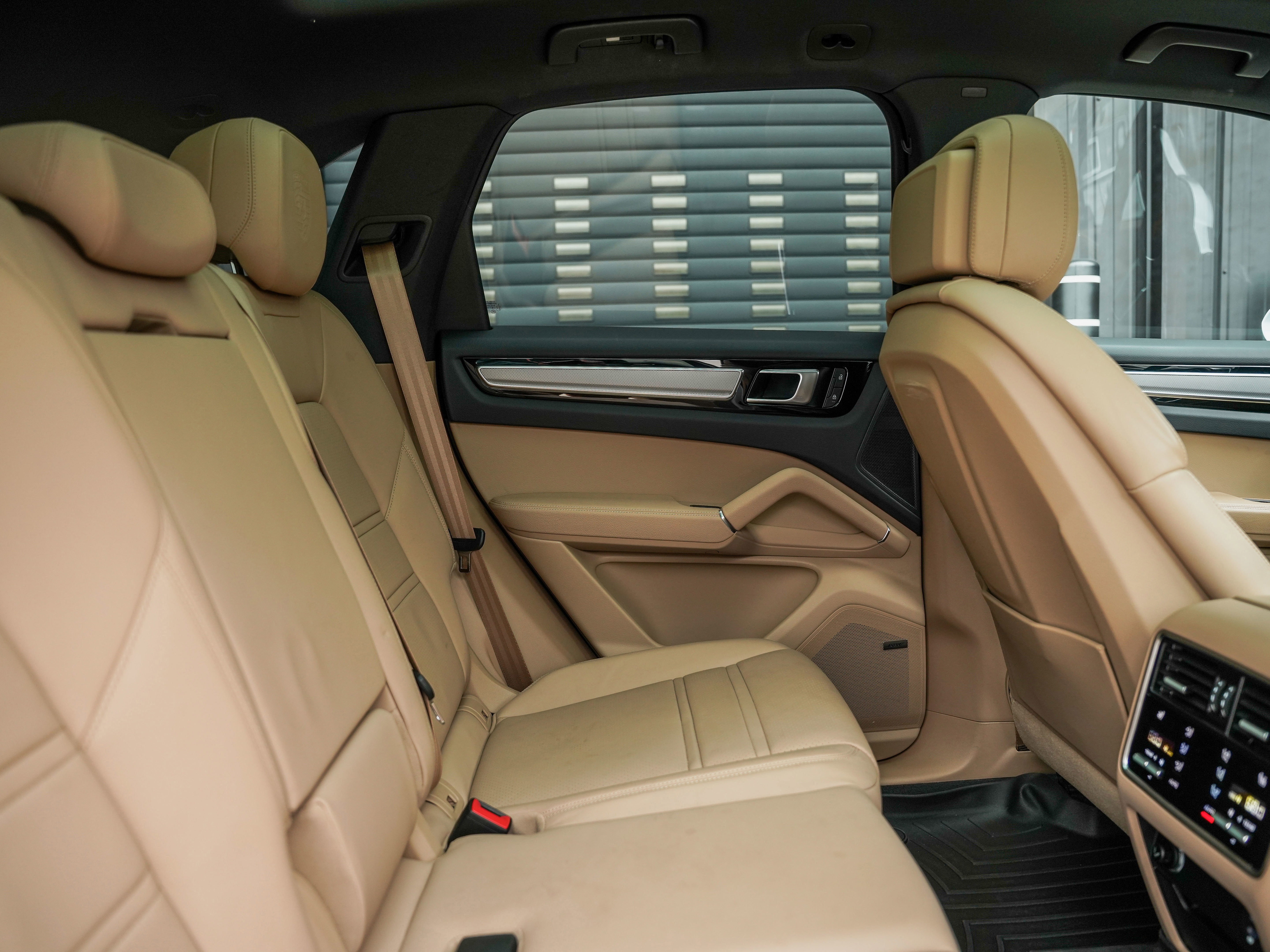 Certified 2022 Porsche Cayenne Platinum Edition image 31