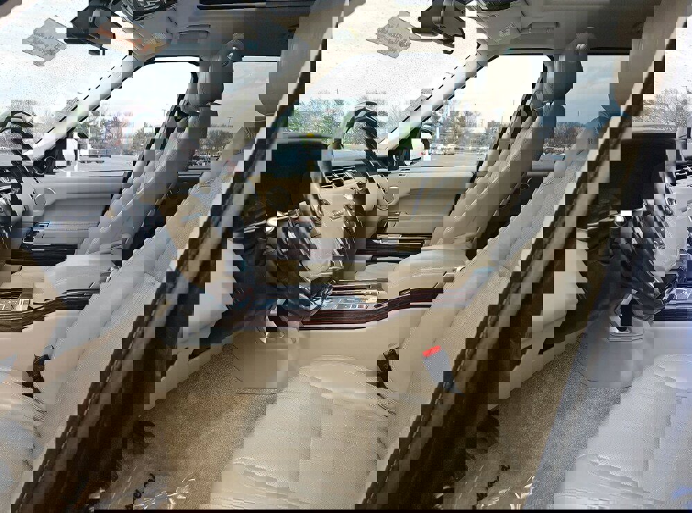 Used 2016 Land Rover Range Rover HSE image 9