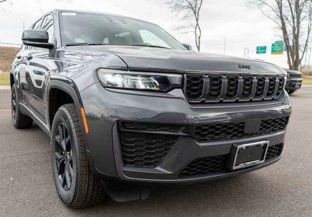 New 2026 Jeep Grand Cherokee Laredo image 4