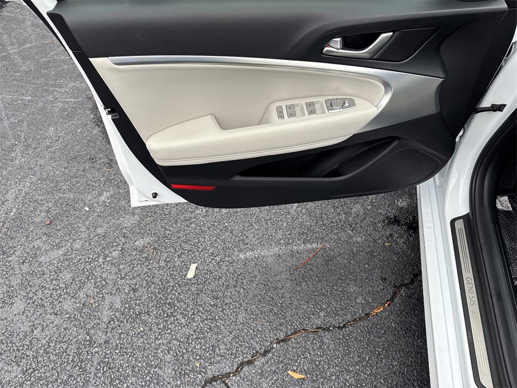 Used 2025 Genesis G70 2.5T image 10