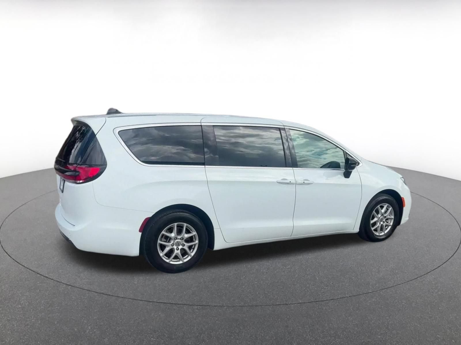 Used 2025 Chrysler Pacifica Select FWD image 14
