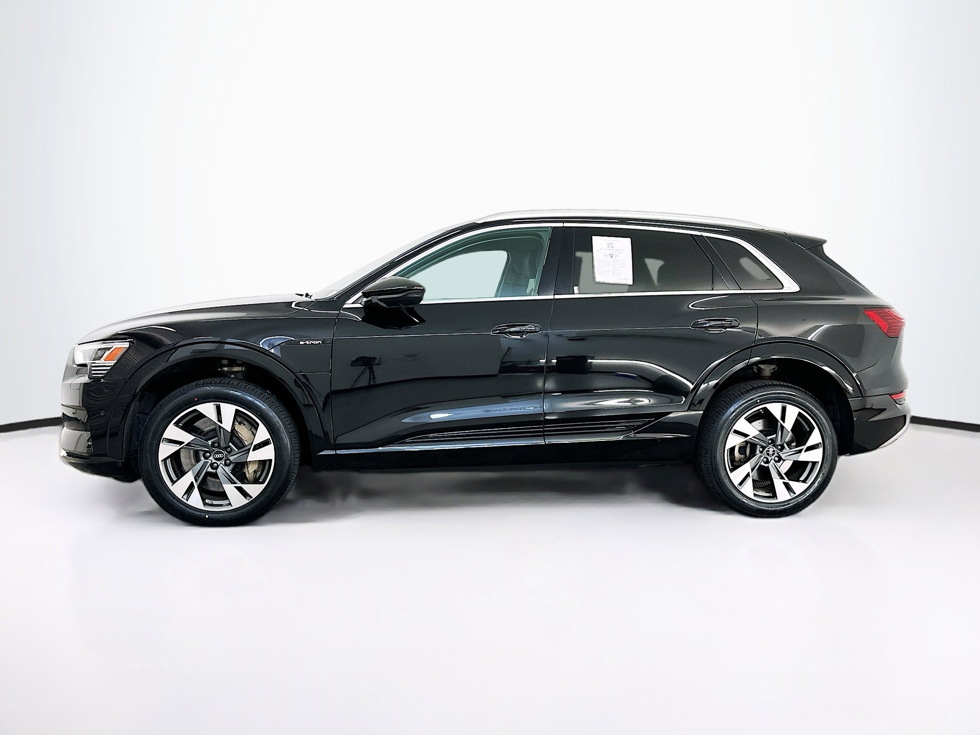 Used 2023 Audi e-tron Premium Plus w/ Premium Plus Package image 4