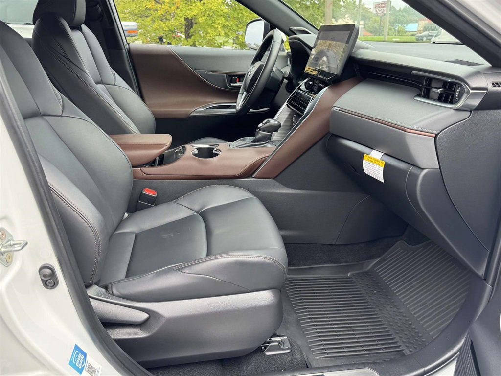 Used 2024 Toyota Venza XLE image 13