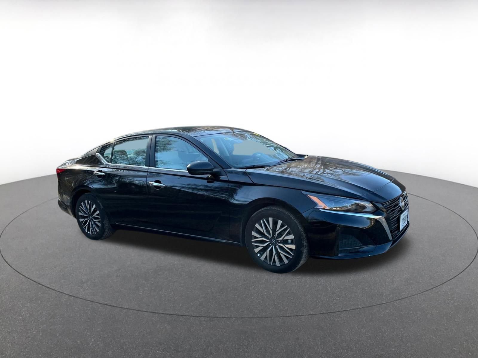 Used 2025 Nissan Altima 2.5 SV image 2