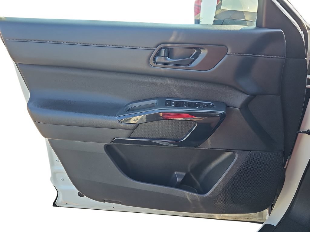 Used 2024 Nissan Pathfinder SV FWD image 25