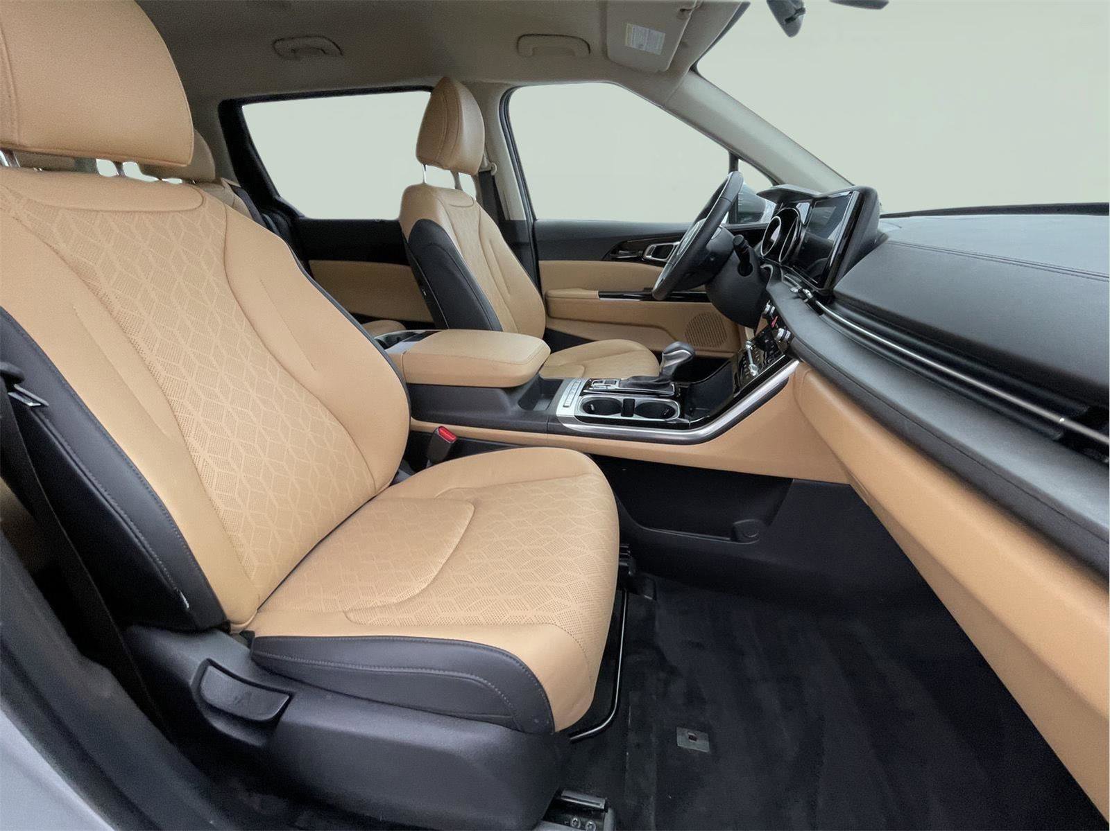 Used 2023 Kia Carnival EX image 24