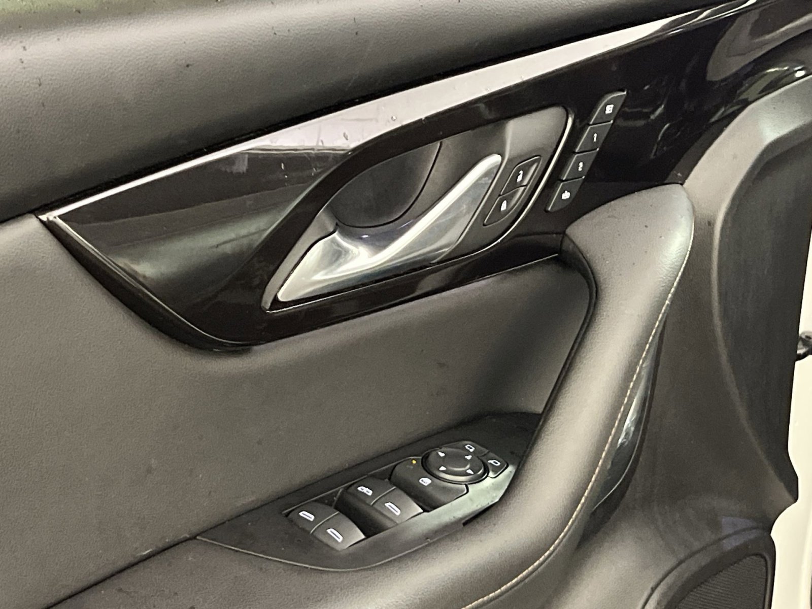 Used 2019 Chevrolet Blazer Premier w/ Driver Confidence II Package image 14